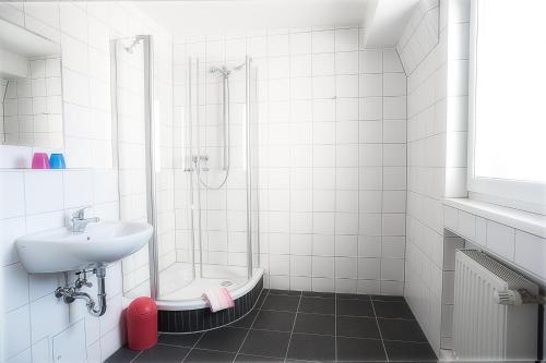 y baño con ducha y lavamanos. en Steps-Hotel en Berlín