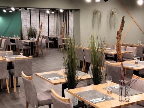 un restaurante con mesas y sillas de madera y mesa en Benica, en Benešov