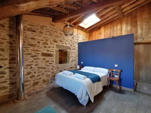 Villanueva de ValrojoにあるLa Fonticaの青い壁のベッドルーム1室(ベッド1台付)