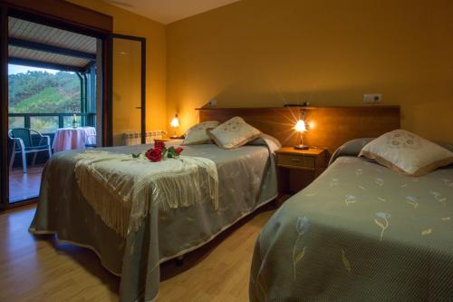 Cette chambre dispose de deux lits et d'un balcon. dans l'établissement Hotel Restaurante Canero, à Canero