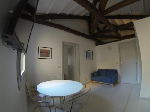 ein Wohnzimmer mit einem Tisch und einem blauen Sofa in der Unterkunft Yellow House in Venedig