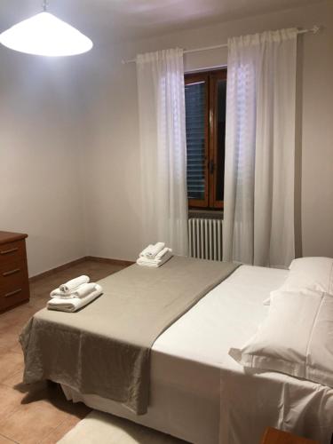 ein Schlafzimmer mit einem großen Bett mit zwei Handtüchern darauf in der Unterkunft Appartamento con vista sulle colline Toscane in Montespertoli