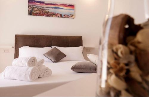 מיטה או מיטות בחדר ב-Residenza san gennaro