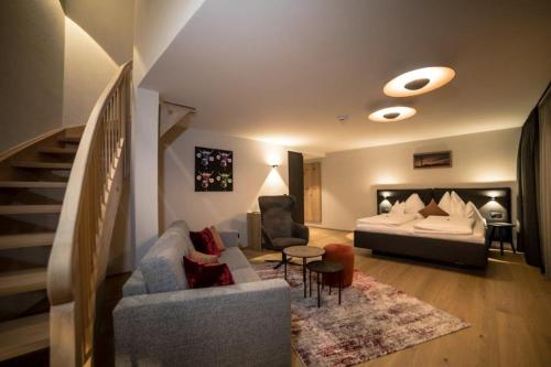salon z kanapą i łóżkiem w obiekcie Hotel Bradabella - Montafon w mieście Gargellen