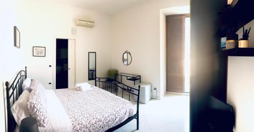 una camera bianca con un letto di U Palazzieddu Rooms a Pachino
