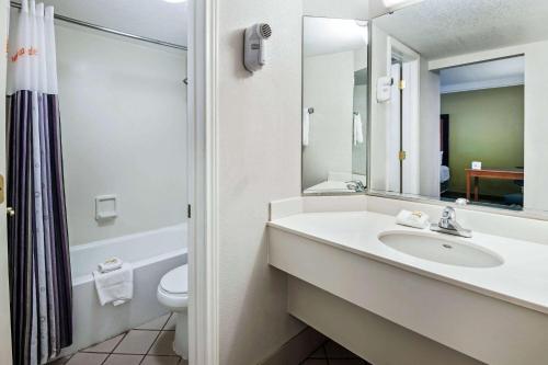 Kylpyhuone majoituspaikassa La Quinta Inn by Wyndham Amarillo Mid-City