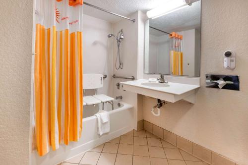 Ванная комната в La Quinta Inn by Wyndham Amarillo West Medical Center