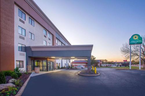 a hotel with a sign in front of a building at La Quinta Inn by Wyndham St. Louis Hazelwood - Airport North in Hazelwood