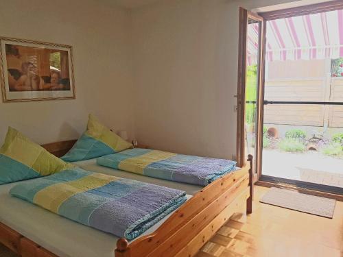 2 Betten in einem Zimmer mit Fenster in der Unterkunft Ferienwohnung Schwinghammer in Aschau im Chiemgau