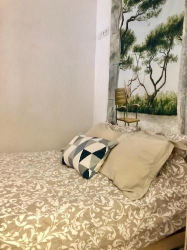 - une chambre dotée d'un lit avec un oreiller et une photo dans l'établissement Appartement NICE proche MER et CENTRE, à Nice
