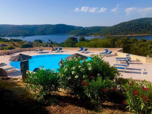 una piscina con vista sul lago di Hotel Valkarana Country Relais a Sant'Antonio di Gallura