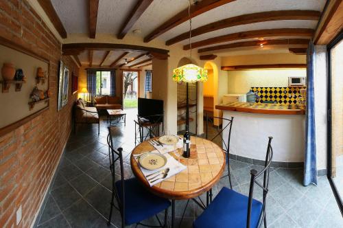 a kitchen with a table and chairs in a room at Hotel Villas Casa Morada in San Cristóbal de Las Casas