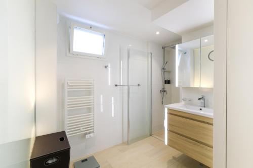 a bathroom with a sink, toilet, and bathtub at Traverse Des Artistes in Cannes