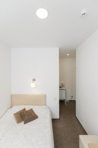 Кровать или кровати в номере Happy Inn