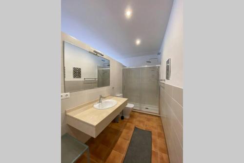 a bathroom with a sink and a toilet at Casa Paradiso Tropical in La Herradura