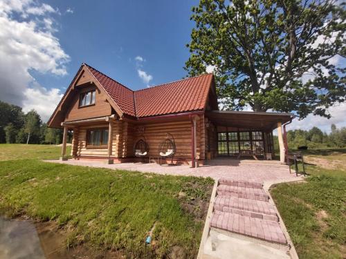 Cabaña de madera con techo rojo en RUNČI, en Lautere