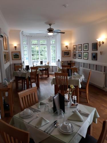 una sala da pranzo con tavoli e sedie in un ristorante di Oakfield Guest House a Betws-y-coed