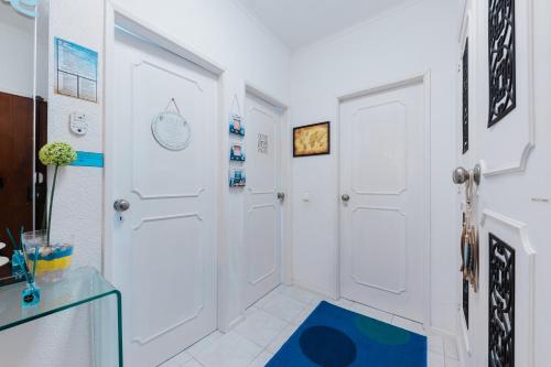 Vonios kambarys apgyvendinimo įstaigoje 2 Room Condo - 5 mins from Costa da Caparica Beach & Bars