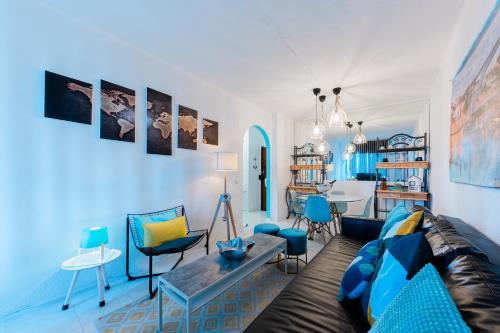 a living room with blue chairs and a couch at 2 Room Condo - 5 mins from Costa da Caparica Beach & Bars in Costa da Caparica