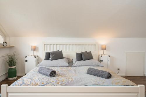 Bruns في سولتو: غرفة نوم بيضاء مع سرير كبير مع وسادتين