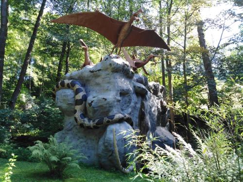 a statue of two people sitting on top of a rock at Landpension Haupt in Sebnitz