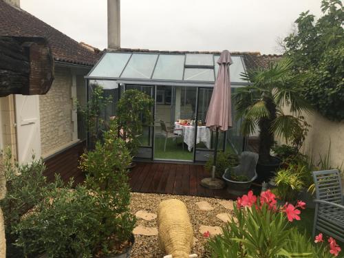 Ein Garten an der Unterkunft Suite en Terrasse à Cognac