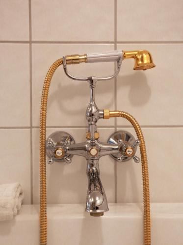a chrome shower faucet on a bath tub at Sanner Hotell in Gran
