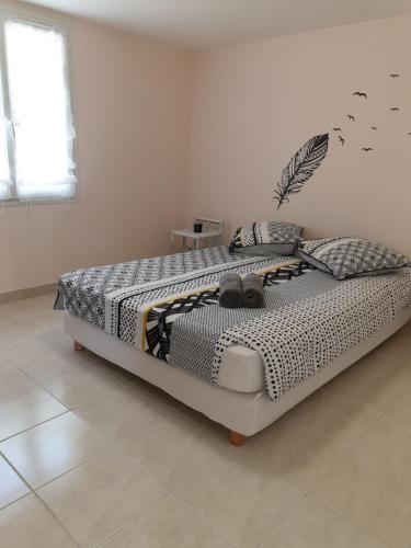 Le Clos Varnay Jardin tesisinde bir odada yatak veya yataklar