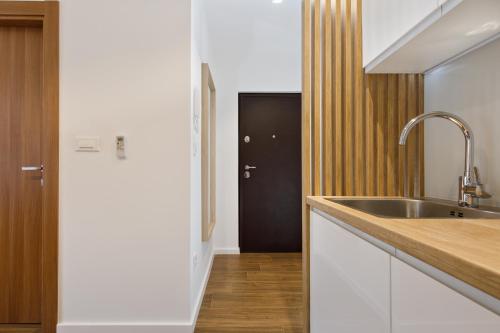 Foto Dominus, Modernly Decorated Suite in City Center 3