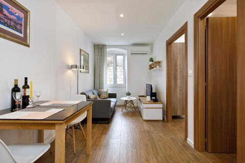 Foto Dominus, Modernly Decorated Suite in City Center 4
