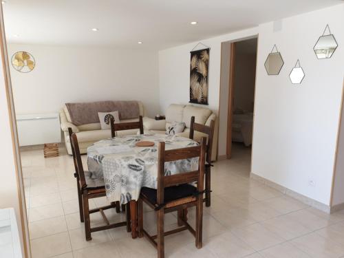 un salon avec une table et un canapé dans l'établissement Le Clos Varnay Jardin, à Meusnes