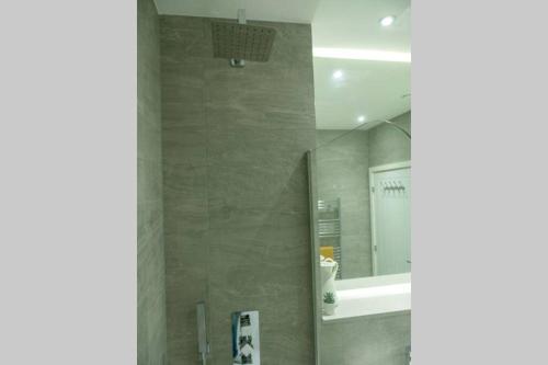 y baño con lavabo y espejo. en Maplewood properties - St Albans one bedroom luxurious flat en Saint Albans