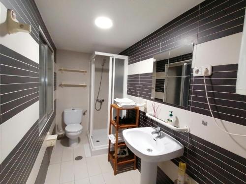 a bathroom with a sink and a toilet at Corazón de Madrid in Madrid
