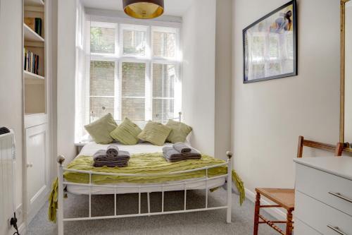 un piccolo letto in una camera con finestra di The Courtyard Cirencester a Cirencester