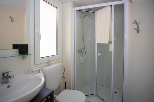 Kupaonica u objektu Mobile Home Baško Polje TBMrent