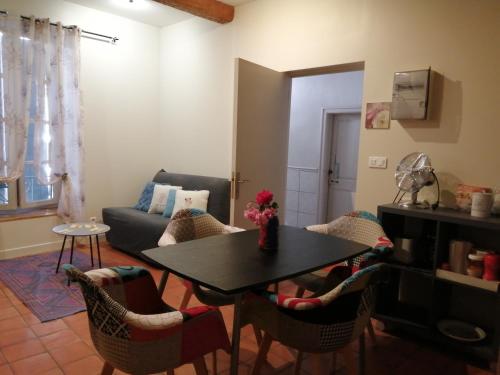 カルカソンヌにあるAppartement centre de Carcassonneのリビングルーム(テーブル、椅子、ソファ付)