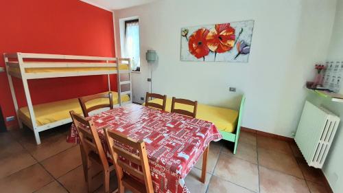 a dining room with a table and chairs and a bunk bed at Le Palme Sona in Sona