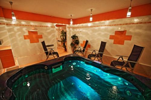 ハルラホフにあるHotel Skicentrumのスイミングプール付きのホテルルーム内の屋内スイミングプールを利用できます。