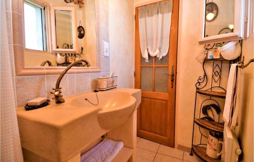 y baño con lavabo y espejo. en 2 Bedroom Awesome Home In La Bastide Dengras, en La Bastide-dʼEngras
