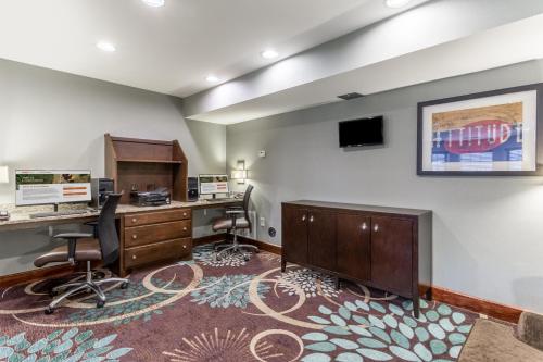 TV a/nebo společenská místnost v ubytování Staybridge Suites Davenport by IHG