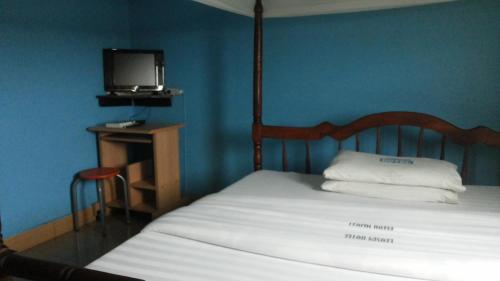 Ένα ή περισσότερα κρεβάτια σε δωμάτιο στο Leosim Hotel Nebbi