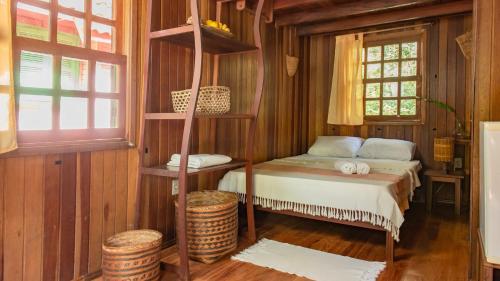 Tempat tidur dalam kamar di Pousada Salve Floresta
