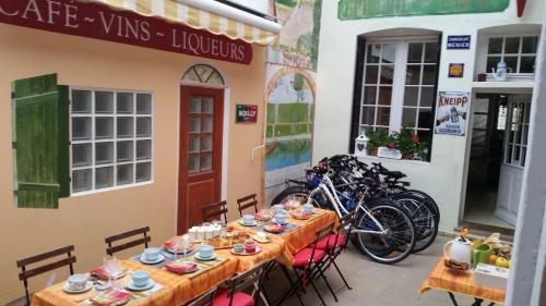 een tafel buiten een restaurant bij Doubs Séjour - Maison de vacances in Verdun-sur-le-Doubs