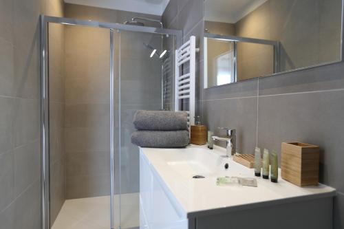 a bathroom with a sink and a shower at Résidence Saint Cyprien plage in Porto-Vecchio