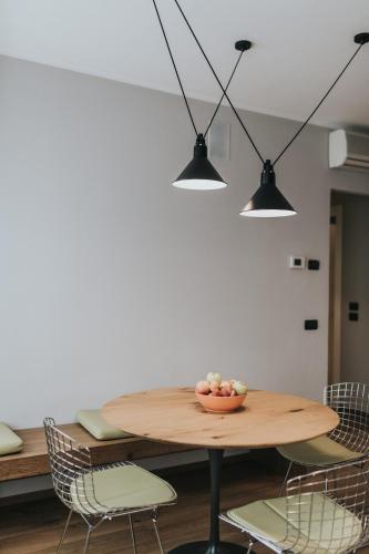 a table with chairs and a bowl of fruit on it at Bed's Apartments in Soave