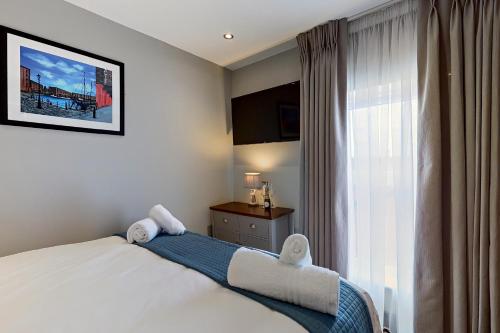 Ein Bett oder Betten in einem Zimmer der Unterkunft The Arc Hotel