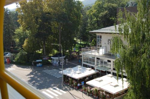 an overhead view of a building and a parking lot at Vila Zora apartman in Banja Koviljača
