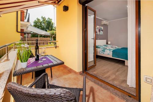 Habitación con balcón con mesa y cama. en Casa Leona, en Rovinj