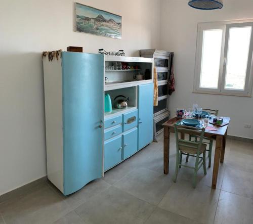 シクリアーナにあるLa scaliaのキッチン(青い冷蔵庫、テーブル付)