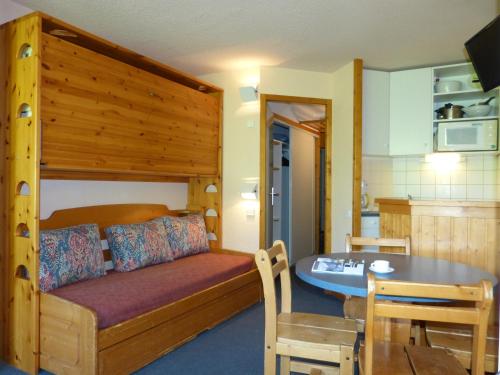 une chambre avec un lit et une table et une salle à manger dans l'établissement travelski home classic - Vue Pistes, à Aime La Plagne